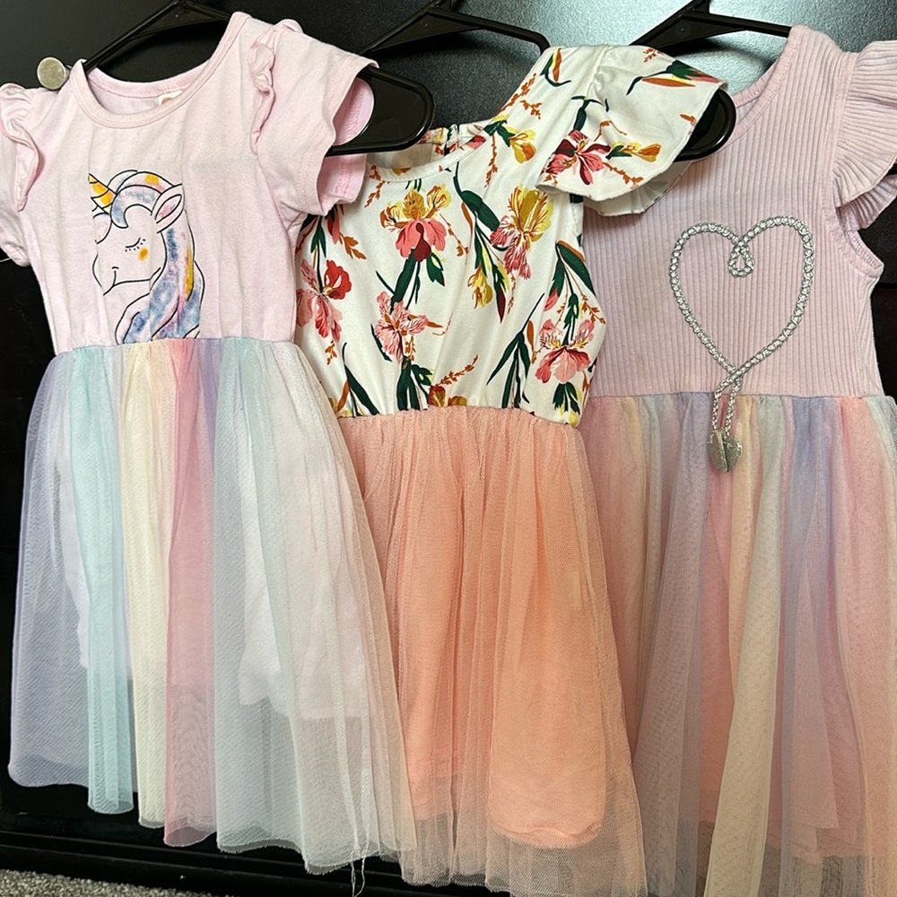 Total of 3 Girls Dresses Size 100 (US size 3T)